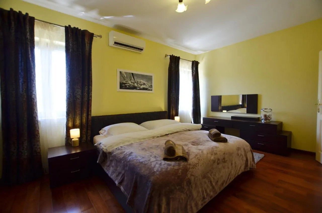 Apartment Delux 로비니 0*,